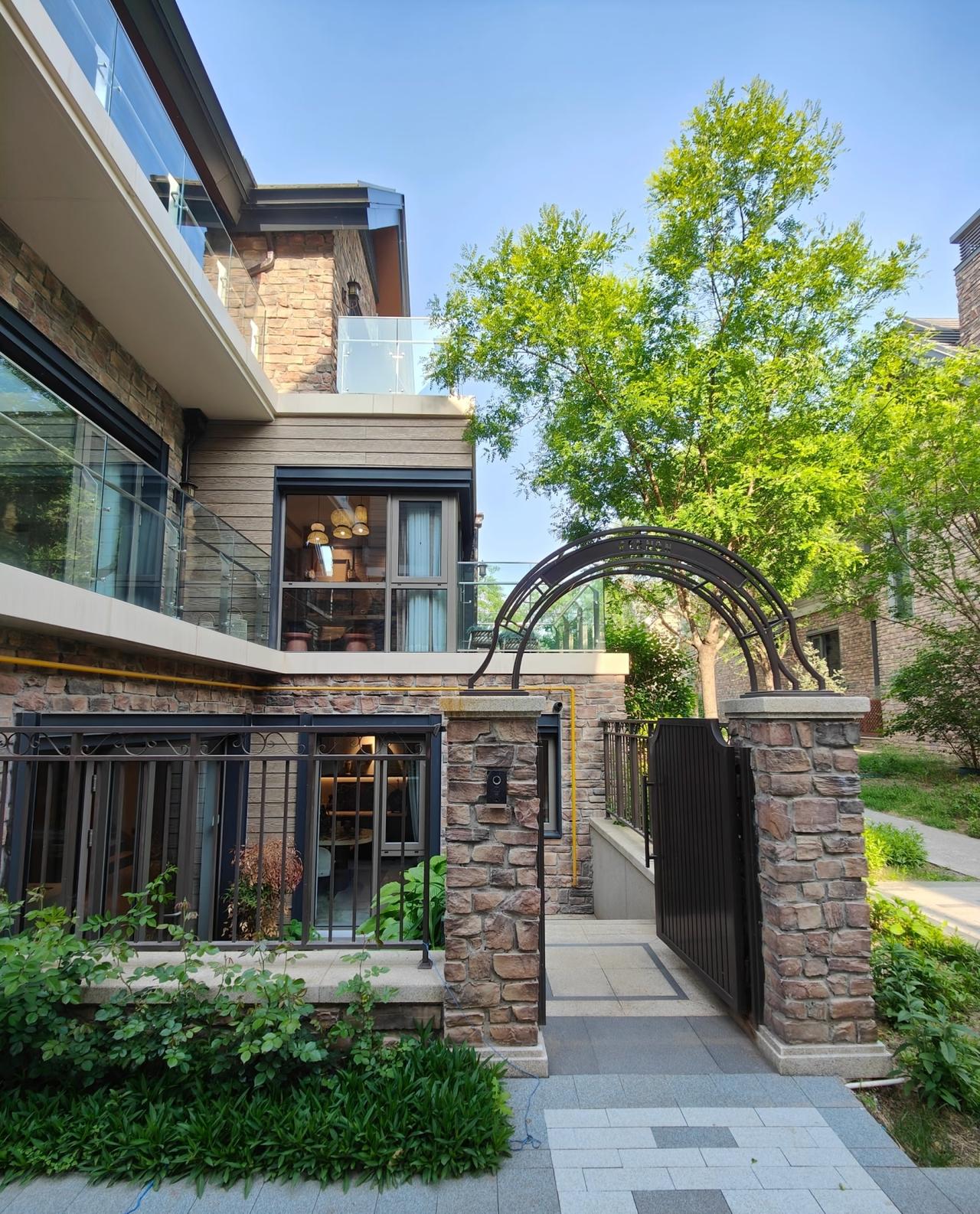 县城40岁的男同学，事业单位上班，跟同单位一个20岁的小姑娘搞在一起，男的老