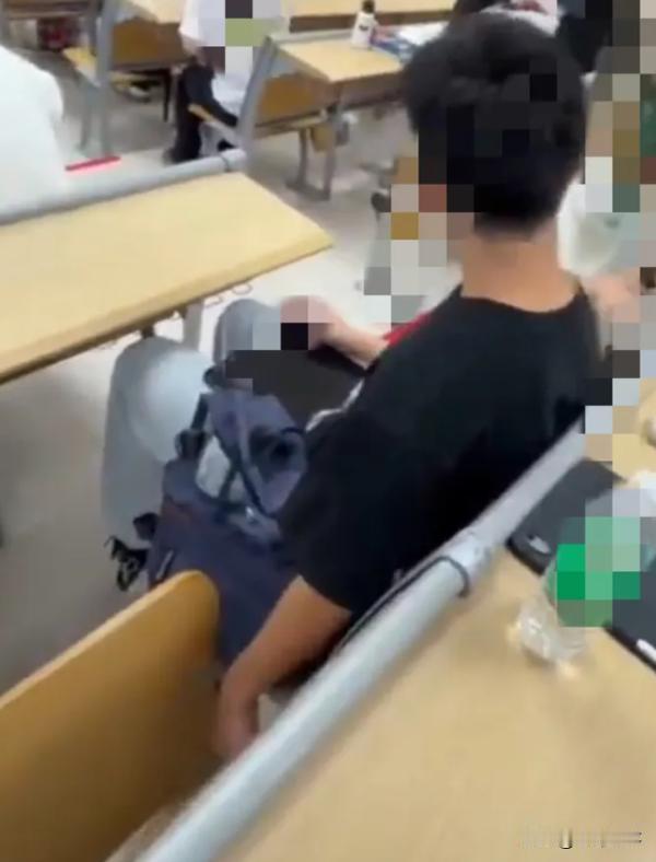 气愤！华工男生教室偷拍女生裙底，被当场抓包拒不配合！近日，华南理工大学教室
