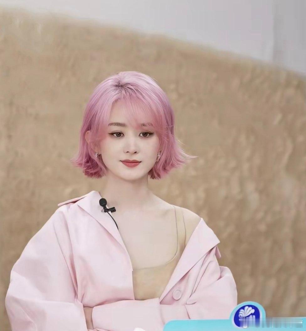 赵丽颖今日品牌活动直播截图～大女主形象看习惯了，突然又粉嫩起来，小吊带也穿起来了