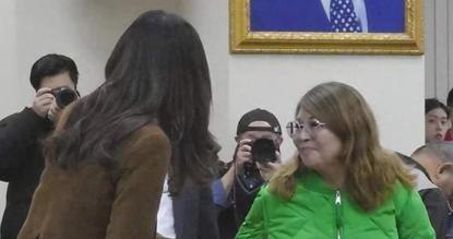 假统派逼走真统派！何鹰鹭怒退国民党，戳穿郑丽文“不统不独”谎言！何