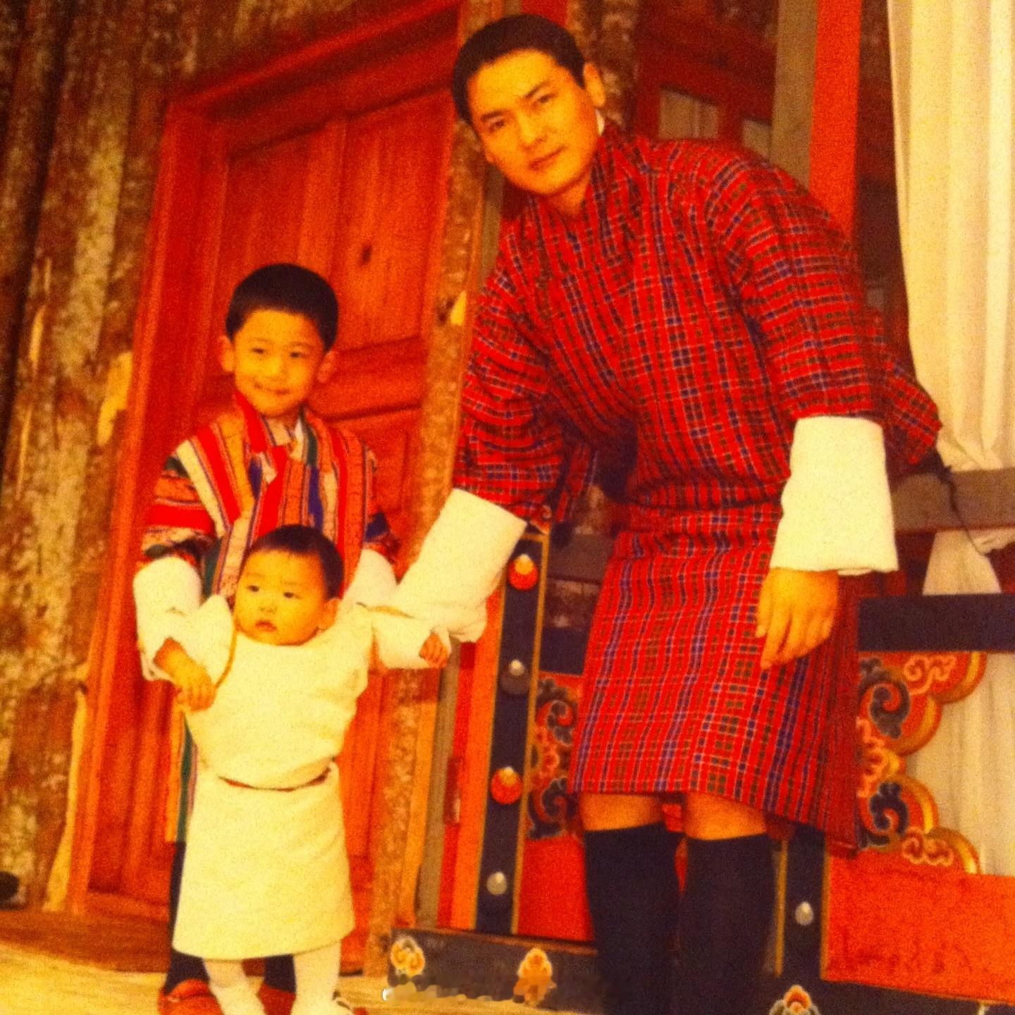 王室王室不丹王室县城大公主的二儿子16岁生日，他哥发了两兄弟从小到大的照片，感
