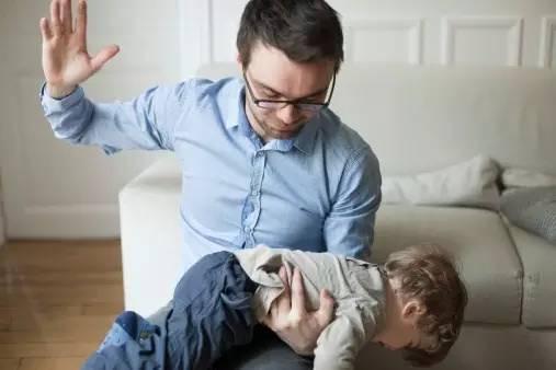 孩子到了三到六岁, 就该和父母分床睡了