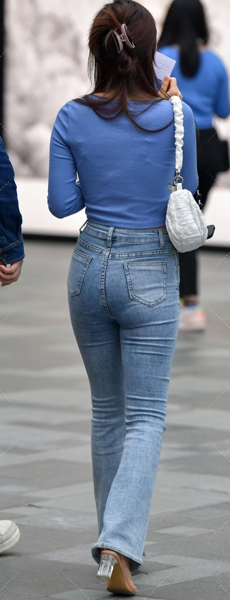 浅蓝开衫+微喇裤组合堪称街头王炸浅蓝色短款露腰开衫甜辣感轻松拿捏清新中藏