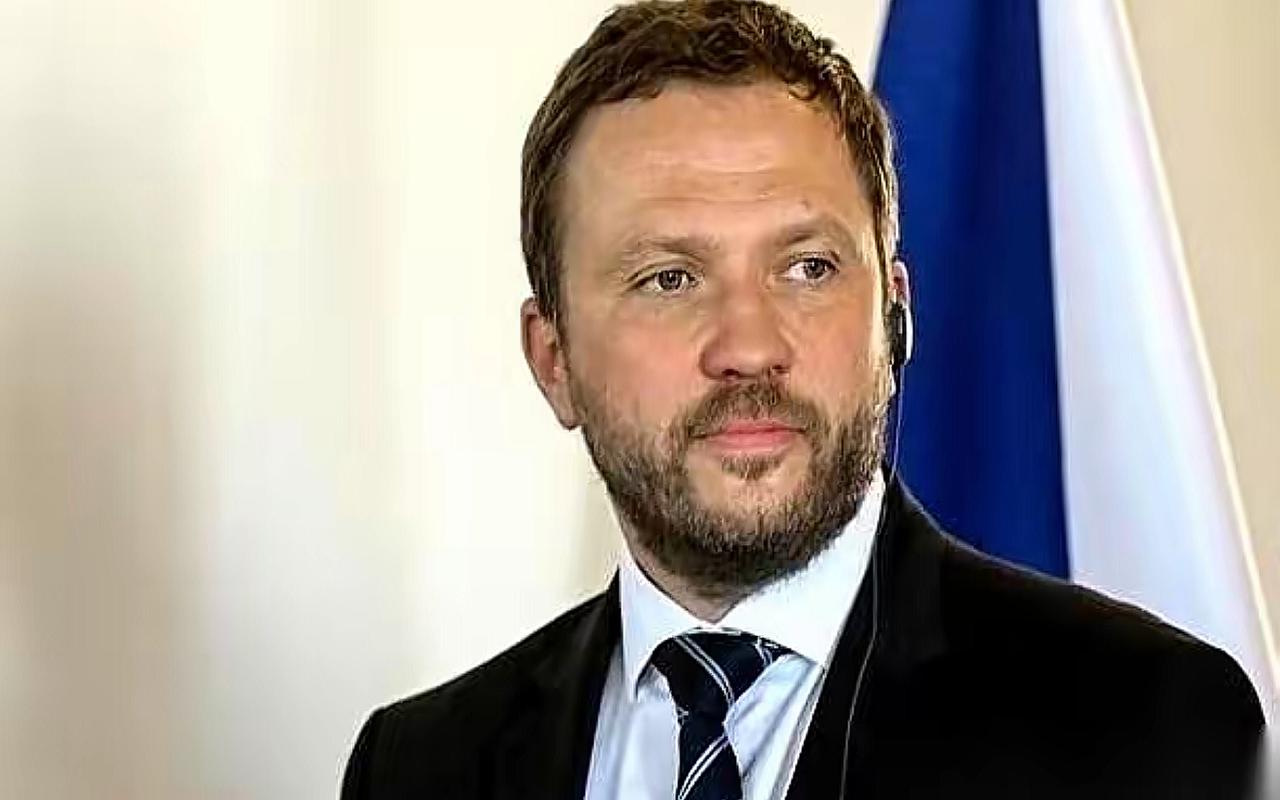 十年了，头一回。爱沙尼亚的外长，飞了半个地球来北京，坐下来，开口就是个“王炸”