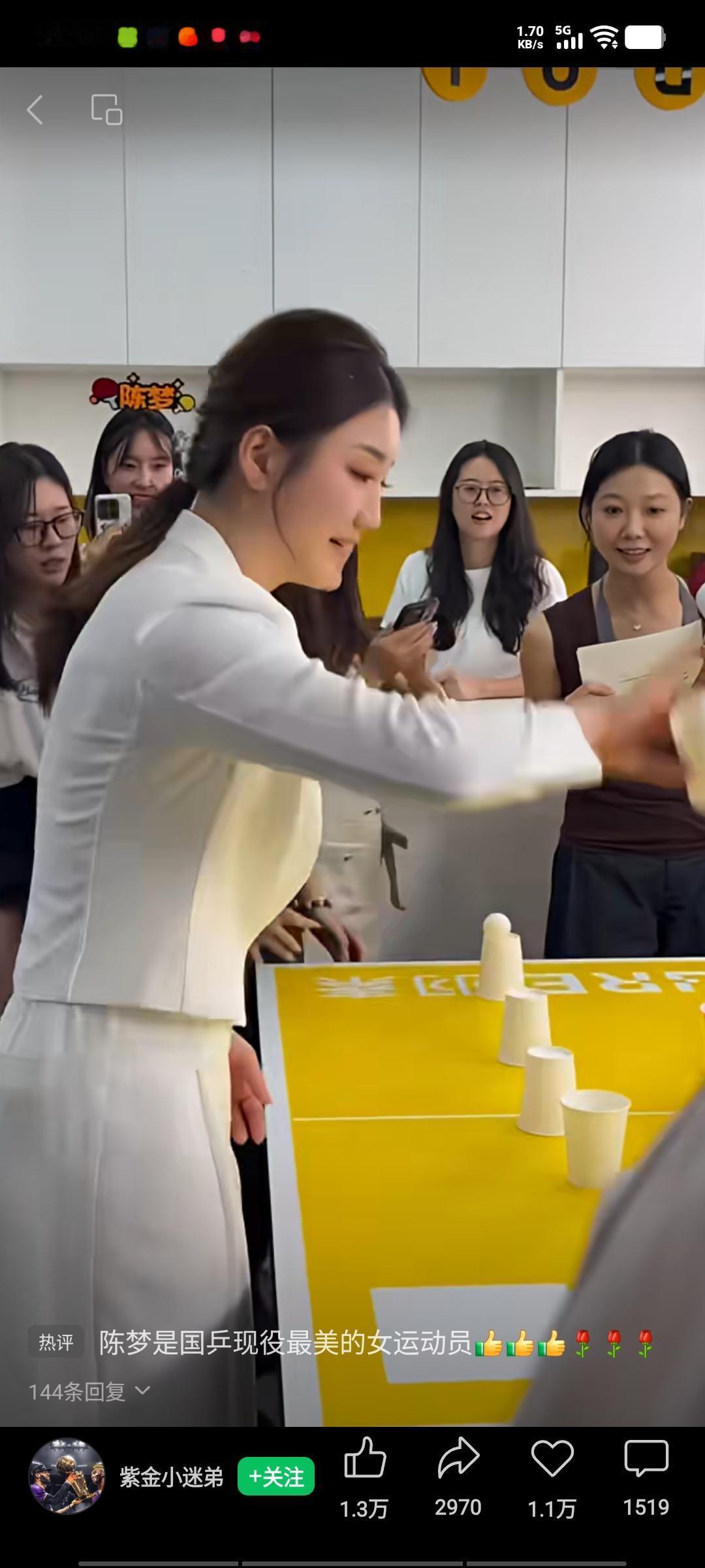 乒坛第一美女陈梦，昨日于深圳参与了商业代言活动。她身着一袭白衣，显得精神抖擞。看
