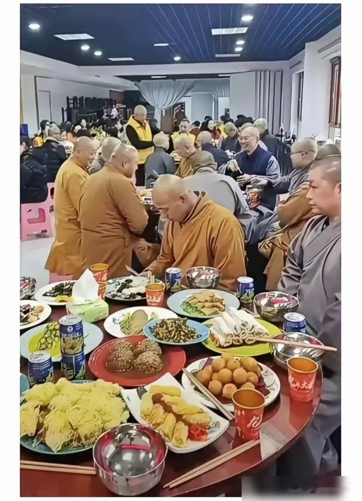 这一桌菜费了不少心思，能把素菜做到这个境界也不容易。朋友嚼着直笑，“这厨师怕