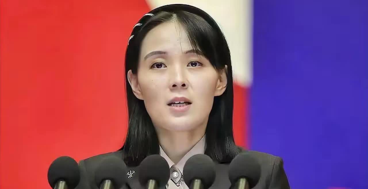 7月28日朝鲜领导人金与正突然发话了！她公开点名批评韩国总统李在明，痛斥他挂在嘴