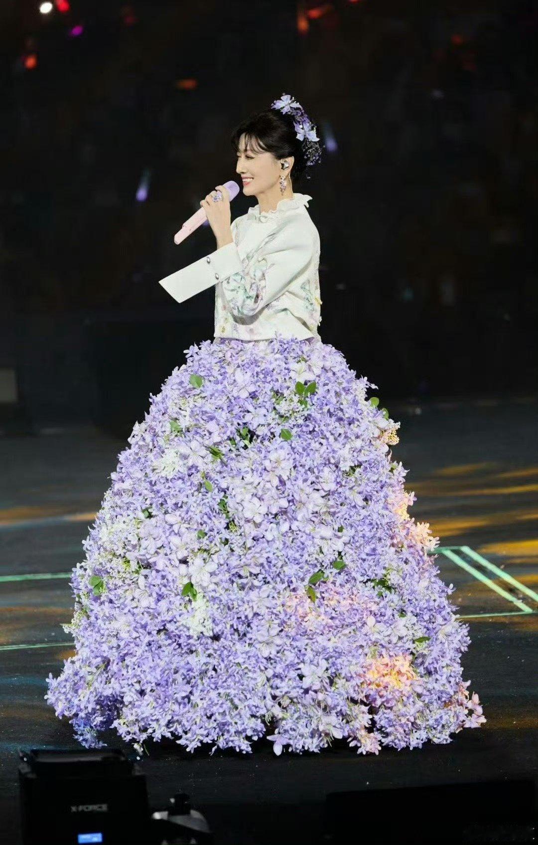 25年才是赵雅芝的当打之年别人退休的年纪，赵雅芝正开启舞台“狂暴模式”！全开麦唱