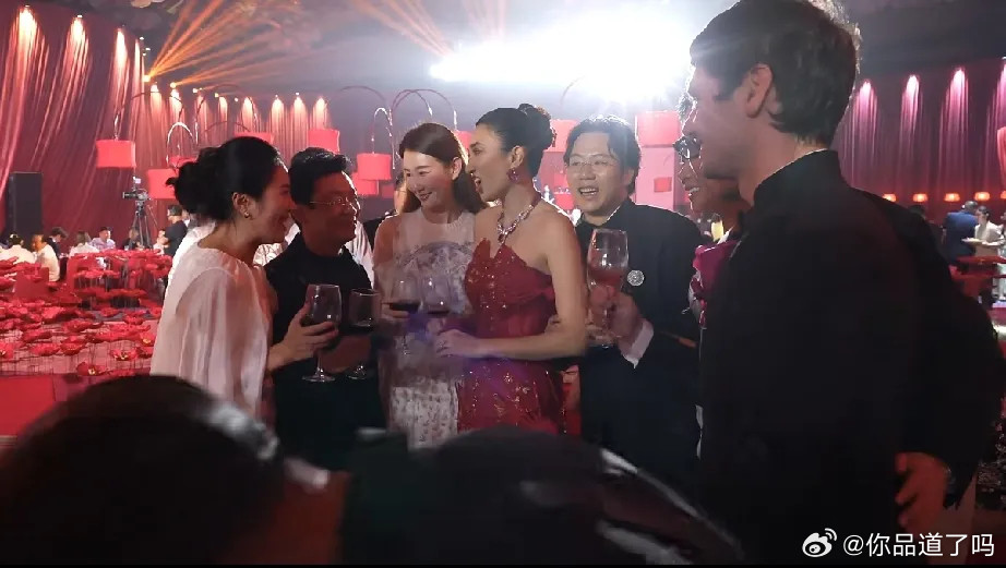 王宝强携女友冯清到青岛参加婚礼，冯清个子好高，但脸有点老了，笑得很灿烂，可见她和