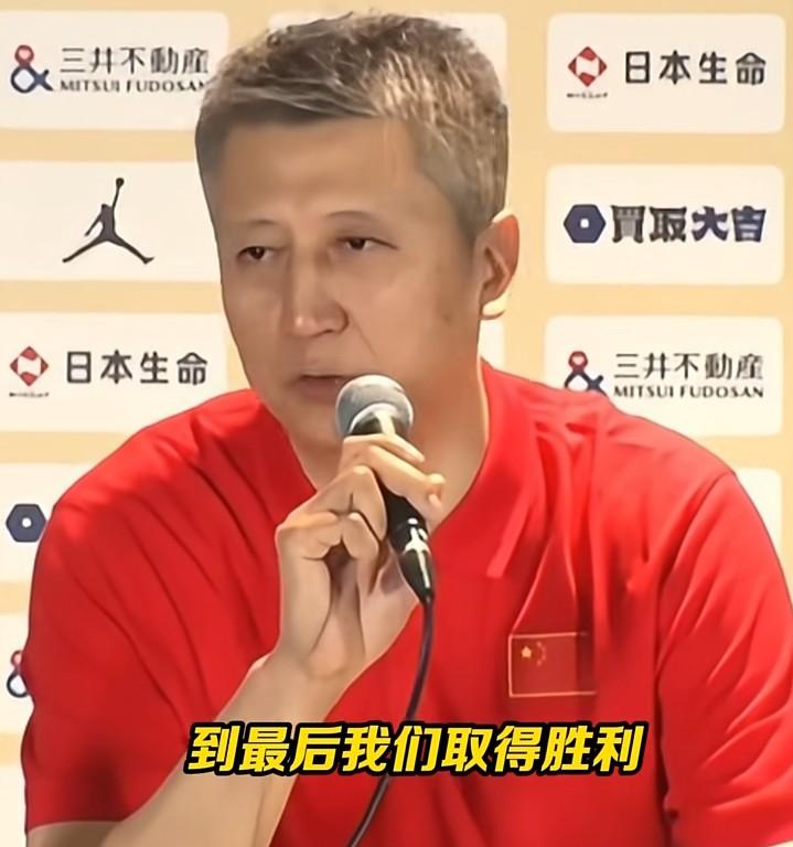 球迷对于中国男篮磕磕绊绊的两场胜利并不是太满意，换掉郭士强的呼声也有，但是换不换