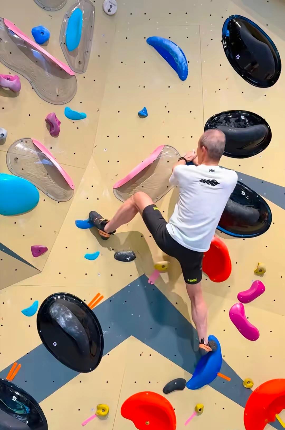 75岁王石彻底不装了！3月12日，王石在社交平台更新视频，这次他一改往日形象