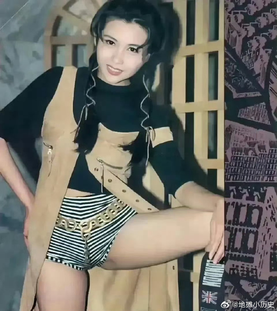 比邱淑贞女儿还像邱淑贞的女警1992年，香港。年轻的邱淑贞。