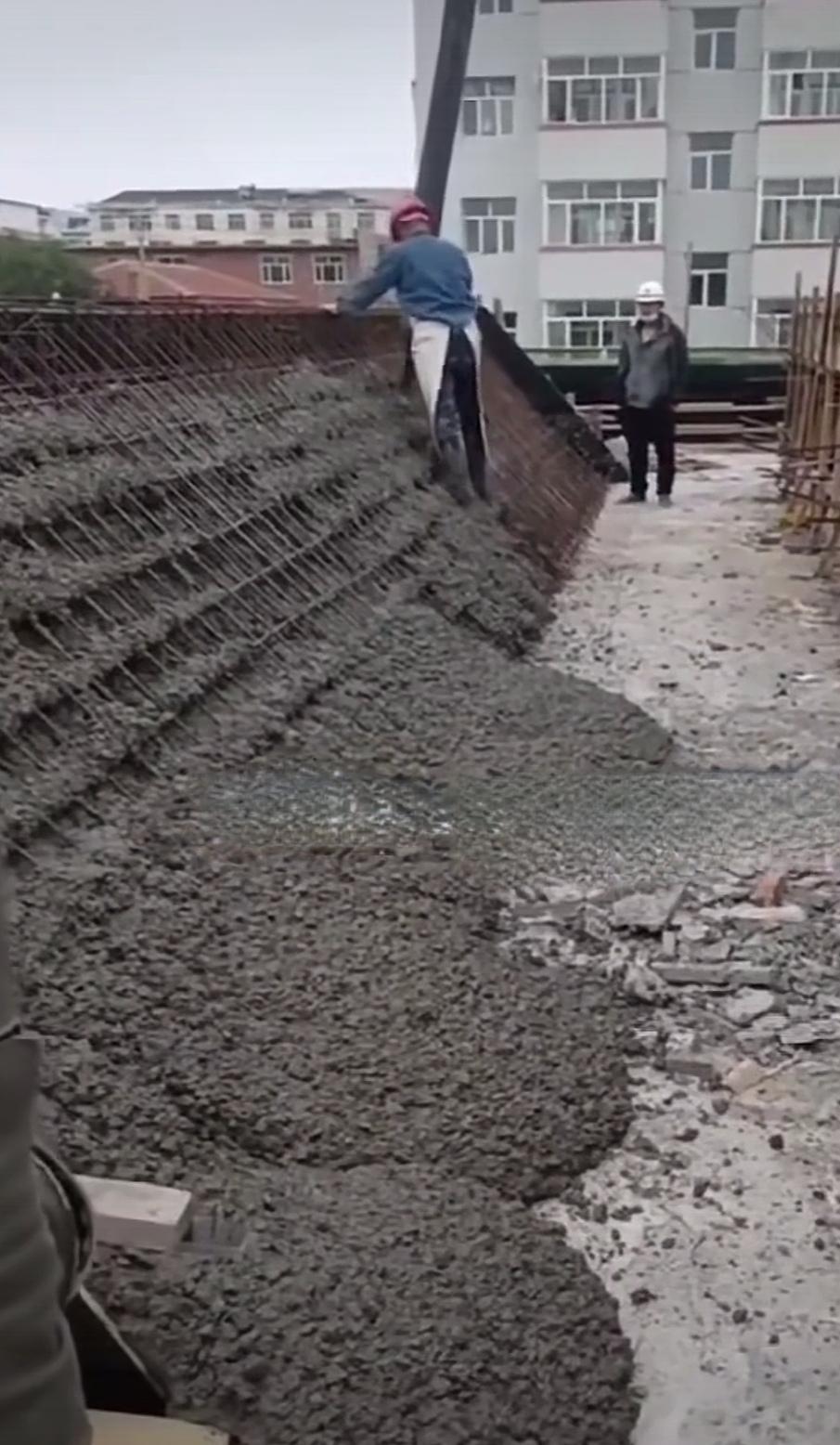 当你细心品时候工地上总有那几个8匹马,还拉不回头的硬骨头,这个斜屋面的坡度已经