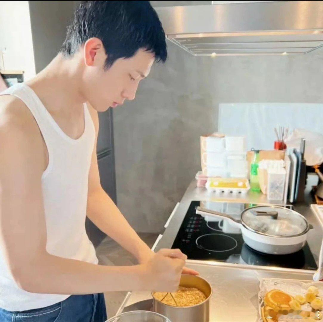 李荣浩4年前就画了栾念笑不活了！李荣浩4年前画的井柏然烘焙图，和《早春晴朗》里栾