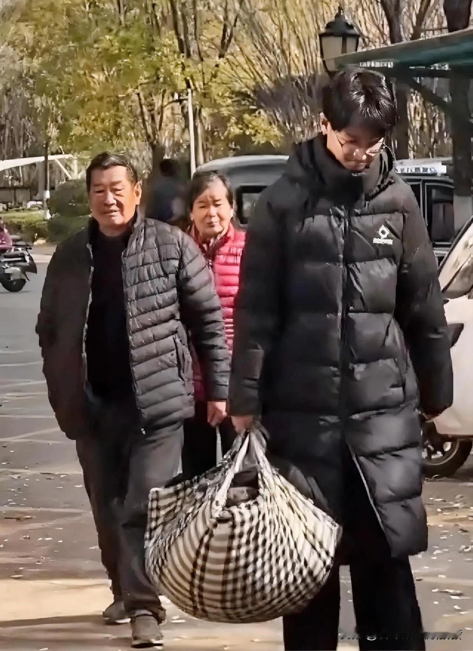 男孩—天都没在家，爸爸以为找同学玩去了，没想到下午的时候，却发现他提着用床单包着