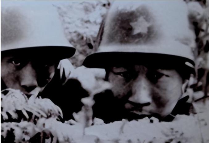 1982年，炊事兵张廷富收到未婚妻的分手信，一气之下他回了一个“O”，没想到两年