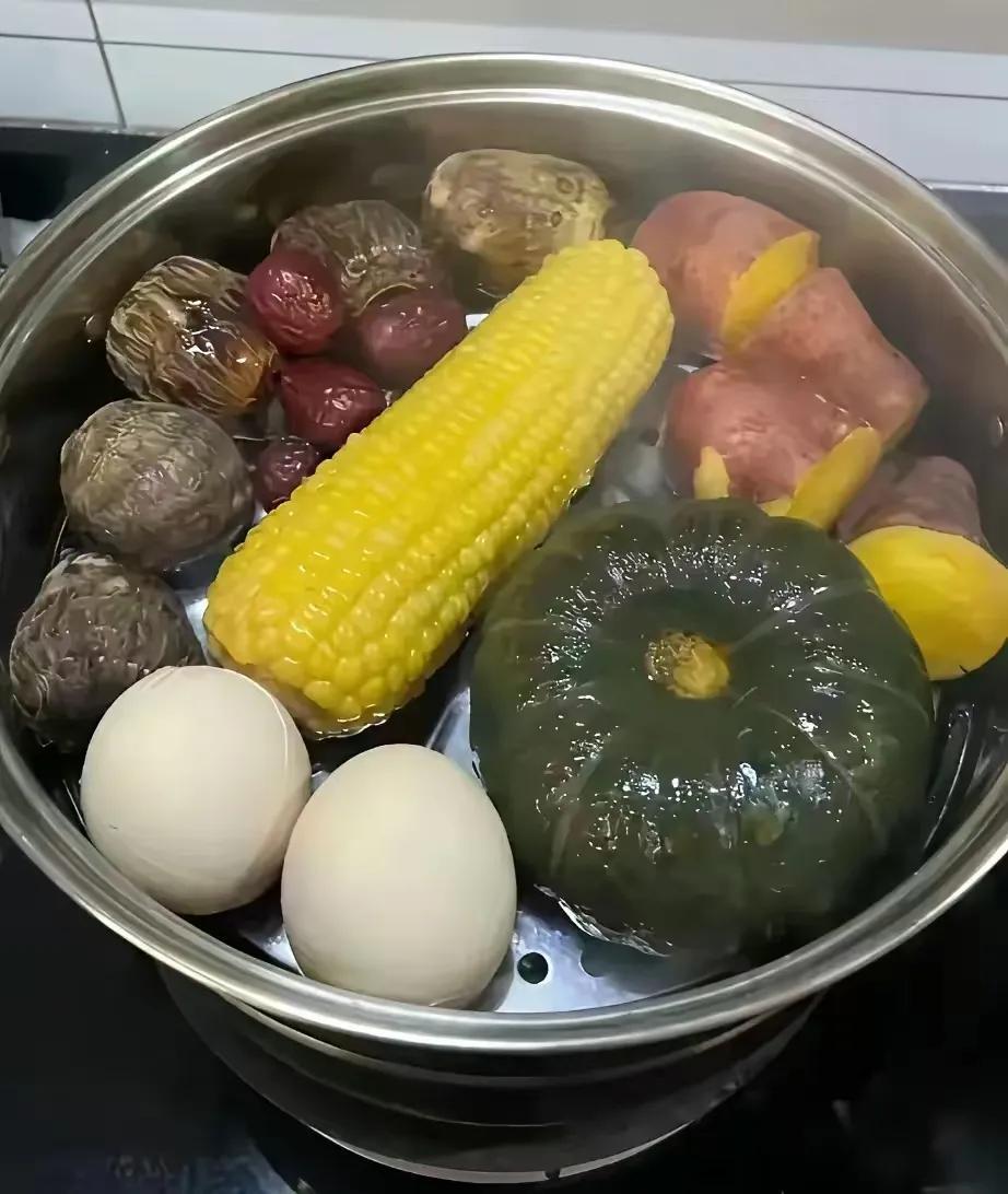 回老家，婆婆做的早饭。现在吃粗粮挺好的，我们平时偶尔也会这么吃，健康！健康早