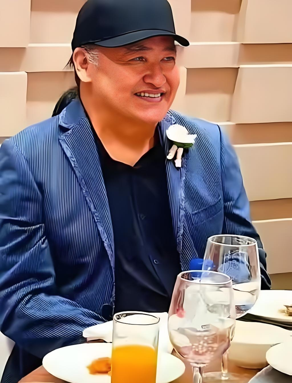 现在才看懂刘欢去年十月份在他女儿婚礼上的眼神。他那个时候应该知道自己时日不多了，所以非常舍不得女儿。