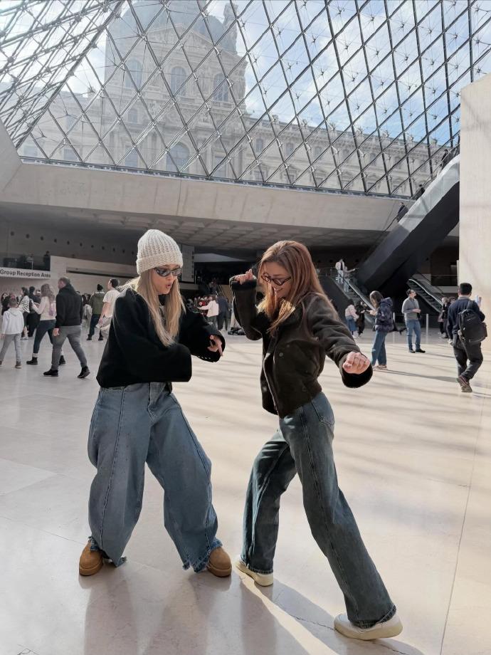 最近蔡卓妍和容祖儿一起在巴黎跳舞，两位看起来像两个专业舞者，而且都搭配的很时尚。