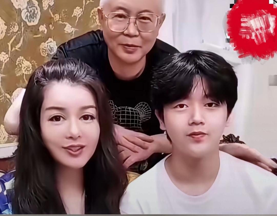 于文红和大宝爸爸还有大宝全家福照片曝光，大宝和爸爸简直一个模子刻出来的！今日