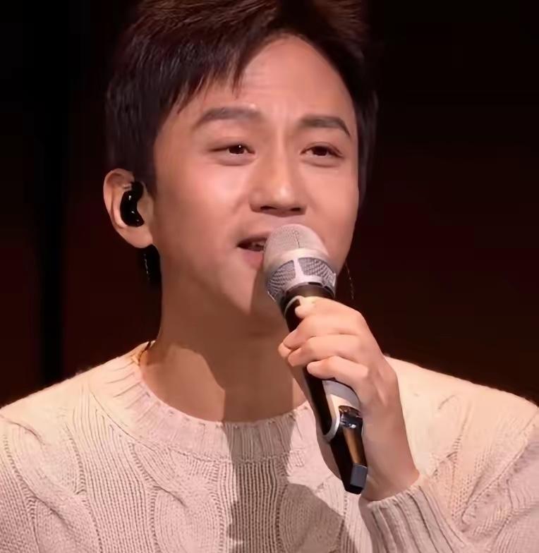 邓超春晚演唱一结束，立马回归“魔丸状态”，急着发文追问：“妈妈们，你们喜欢吗”？
