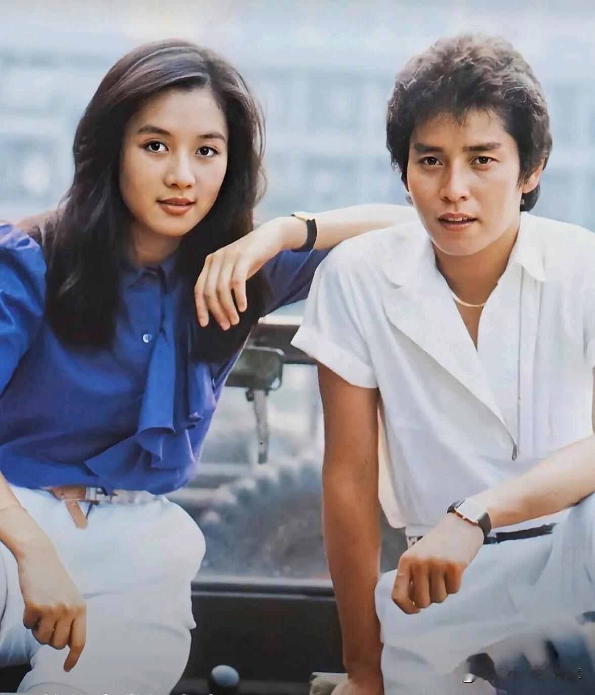 年轻时候的谭咏麟不是特别惊艳的帅哥，但他属于标准长相的男人，浓眉大眼，有男性成熟