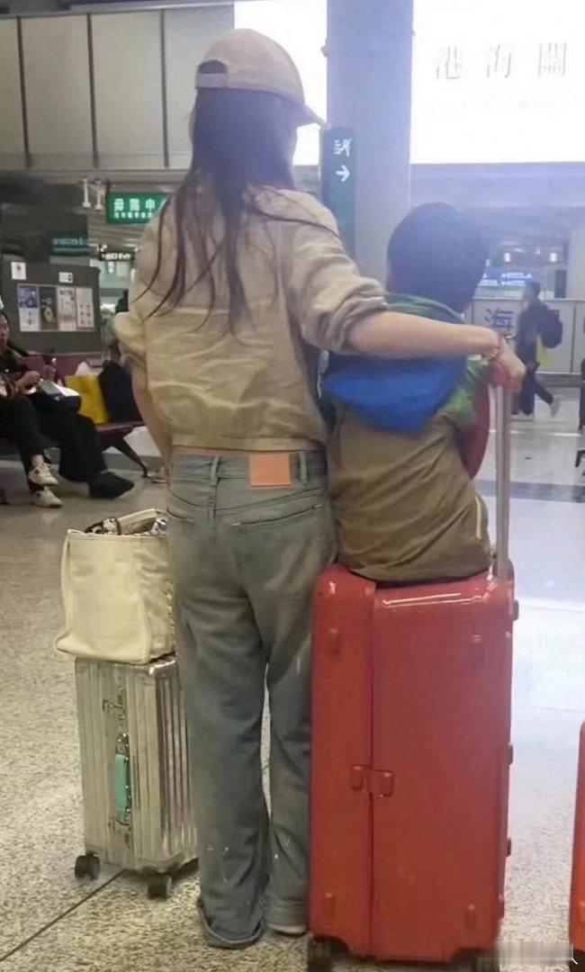 杨颖和叶珂的差距，真的不是一般大！杨颖带儿子在香港机场被拍到，穿破洞牛仔裤，整个人特别随意，裤脚都快