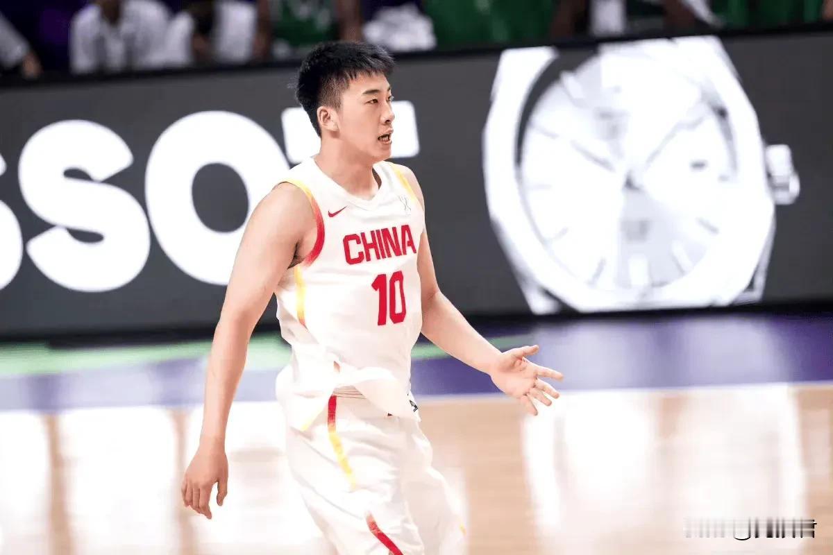 男篮亚洲杯力克韩国！王俊杰关键三分定乾坤，大秋血战不退显硬汉本色，裁判控分引热议！