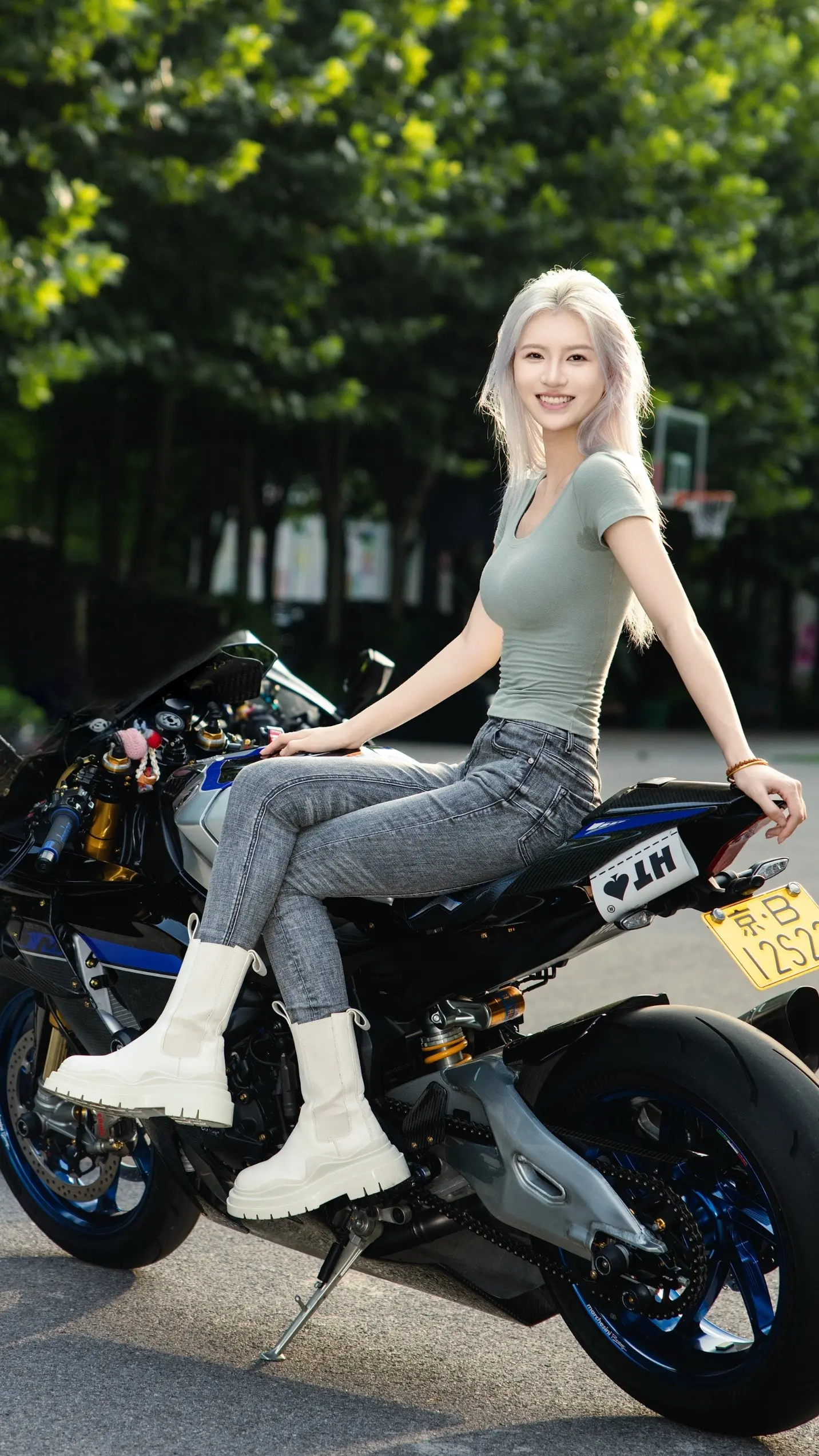 我爱这世间美貌的女子可她们却不是我的