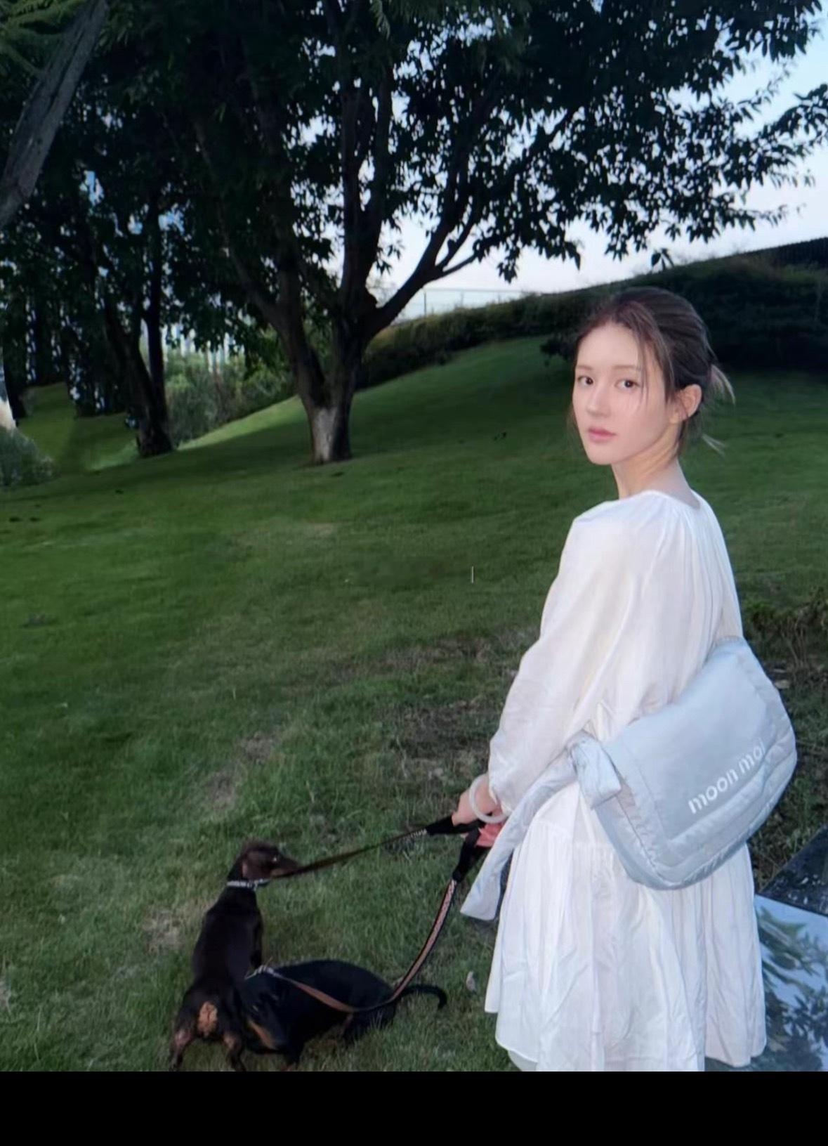 赵露思ins更新在好好生活和……打蚊子打的人模糊​​​