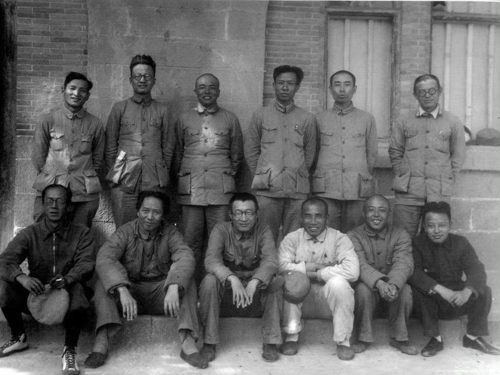 1938年延安，六届六中全会期间主席团成员合影。后排（站立，从左到右）1.