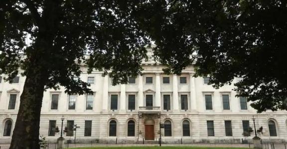 中国外交部发言人林剑表明，如果英国政府不批准中国在英国新建大使馆，中国将坚决维护