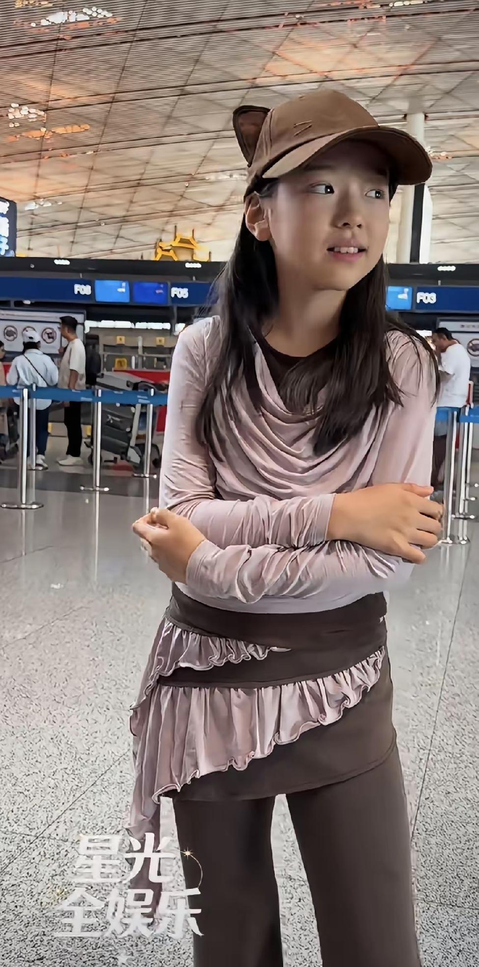 明星都不希望子女过度曝光，小酒窝这么小就做牛马，她自己也不喜欢但被现实打败了。