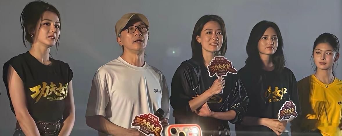 票房好不好，看主演的表情就知道了迪丽热巴穿钰珑队服走机场