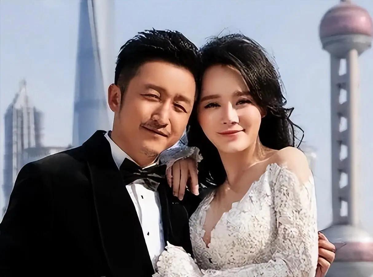 不少网友认为，邹市明是被老婆坑了，甚至他的老婆冉莹颖有转移财产的嫌疑，还扒出拳馆