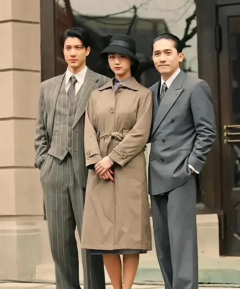 别再信“性格决定演技”了。梁朝伟用《色，戒》撕碎了这句话。一个见到粉丝会低