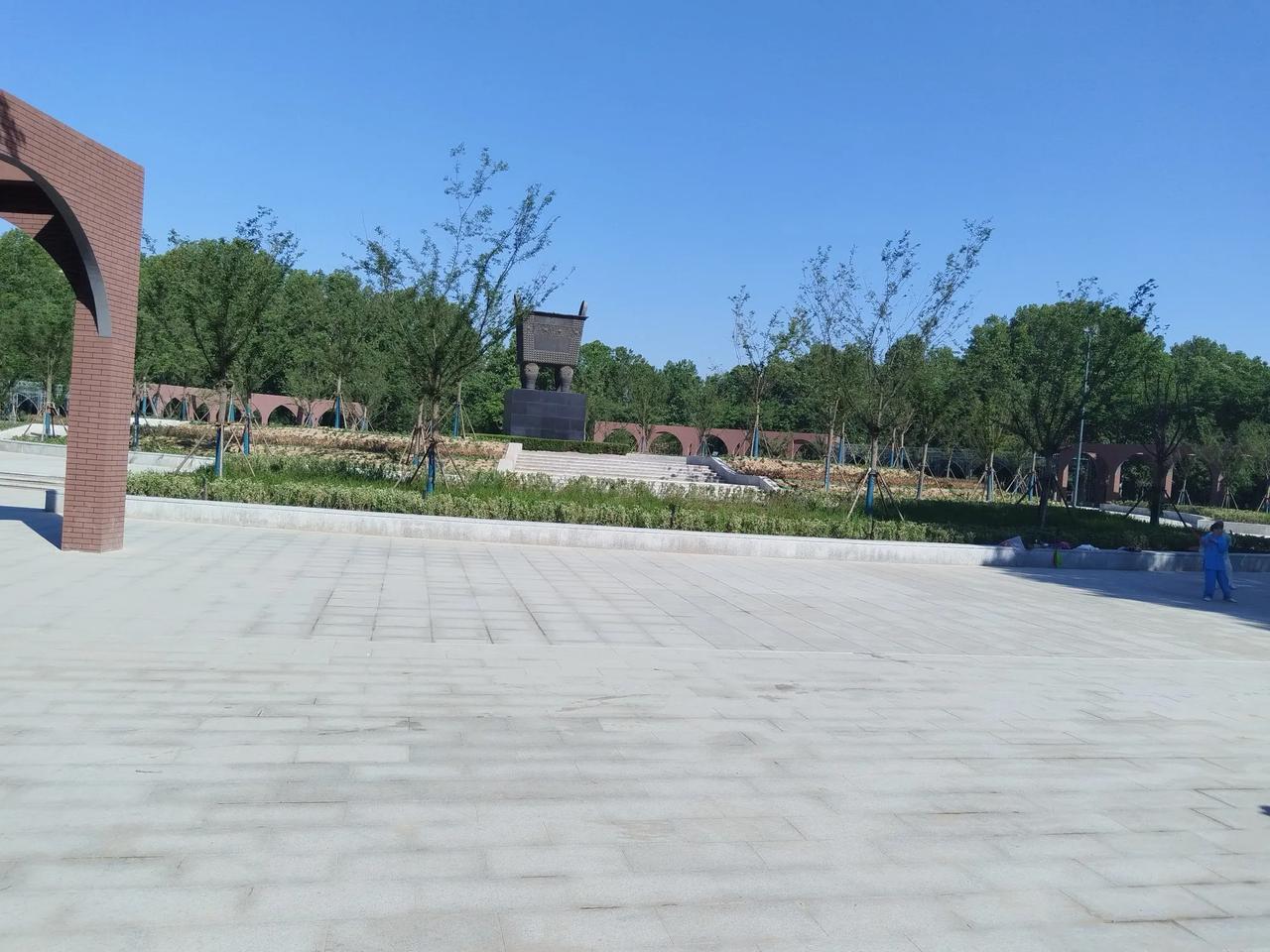 周末带孩子去公园玩，在长椅上休息的时候，看到有个老人推着一个小女孩，就坐在离我们