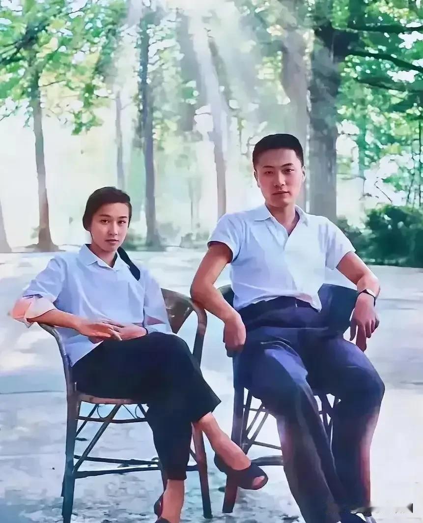 度蜜月时的陈小鲁，穿着白色T裇衫，剪着板寸头，年轻帅气！粟惠玲呢？上穿的确良