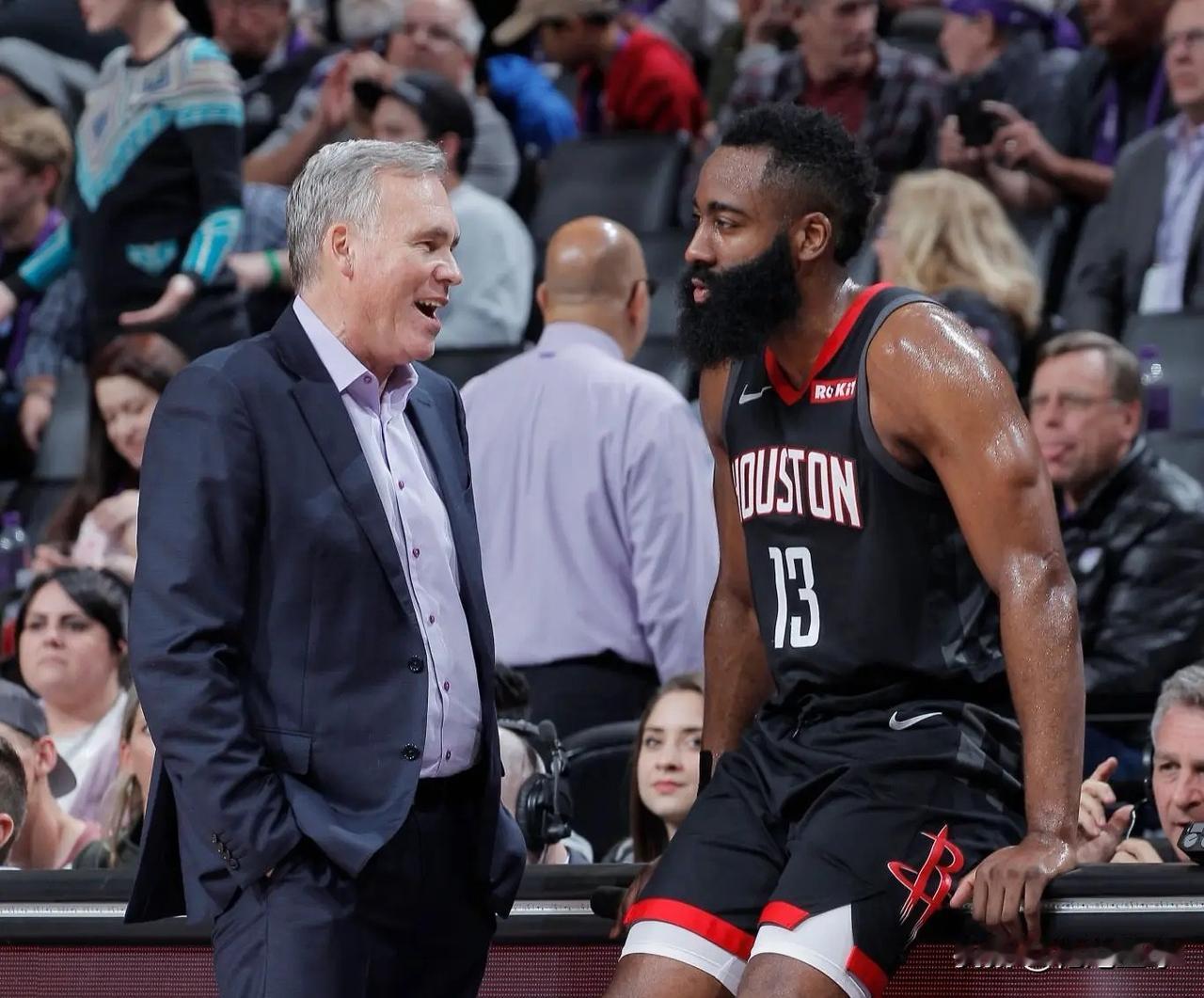 哈登获盛赞前NBA主教练德安东尼在今天名人堂典礼上发言时谈到执教詹姆斯-哈登