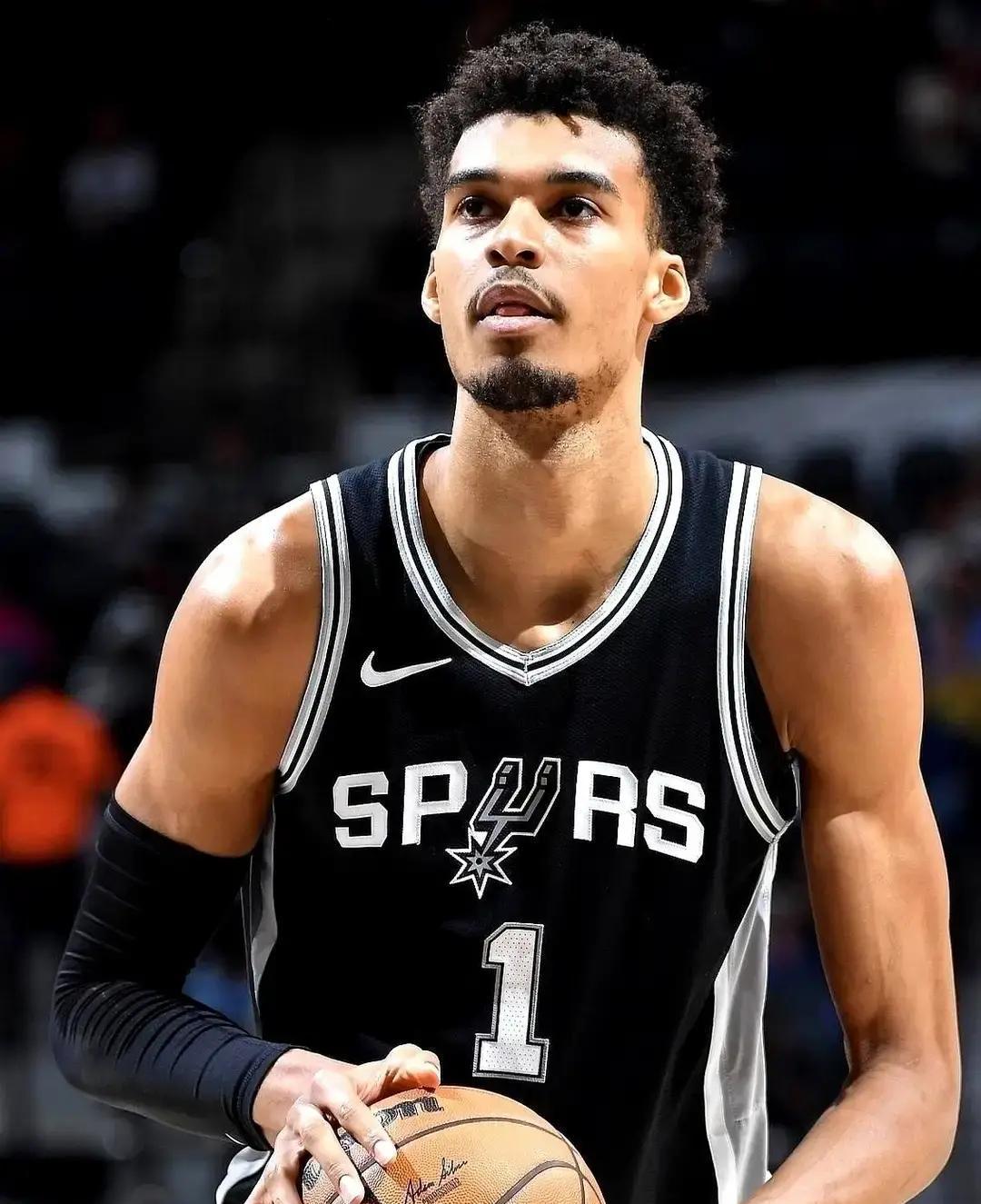 马刺用联盟第81位的薪水，雇了个MVP榜第9的超巨。这不是新秀红利，这是体