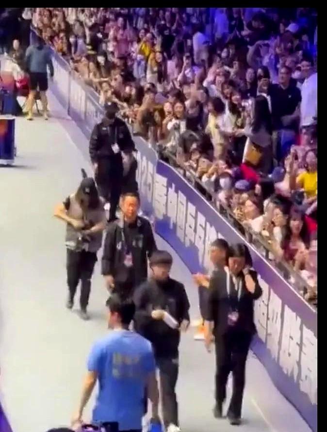 樊振东和孙颖莎场馆相遇擦肩而过零交流令人费解。不过说实话，东哥这社恐属性也不是