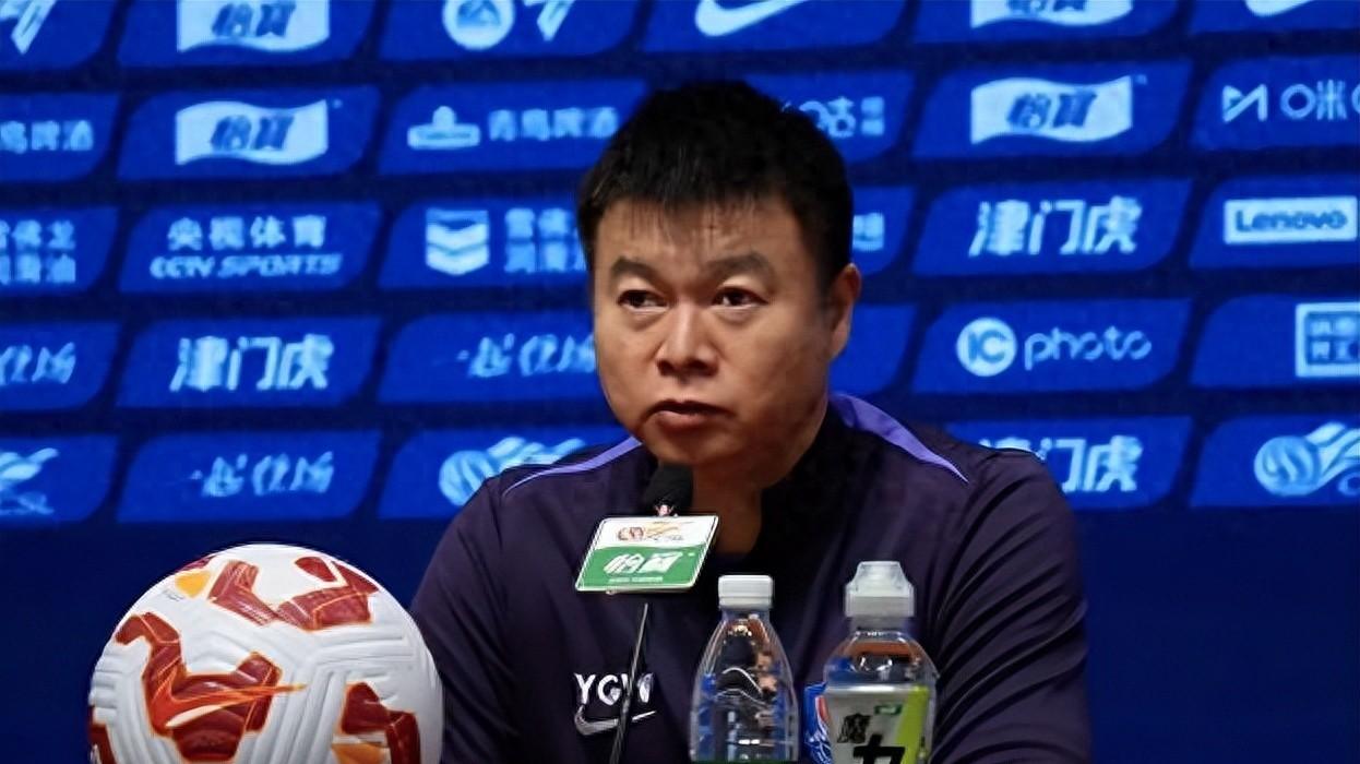 于根伟的困难是,天津体育局给的钱不多,却要求球队必须留在中超