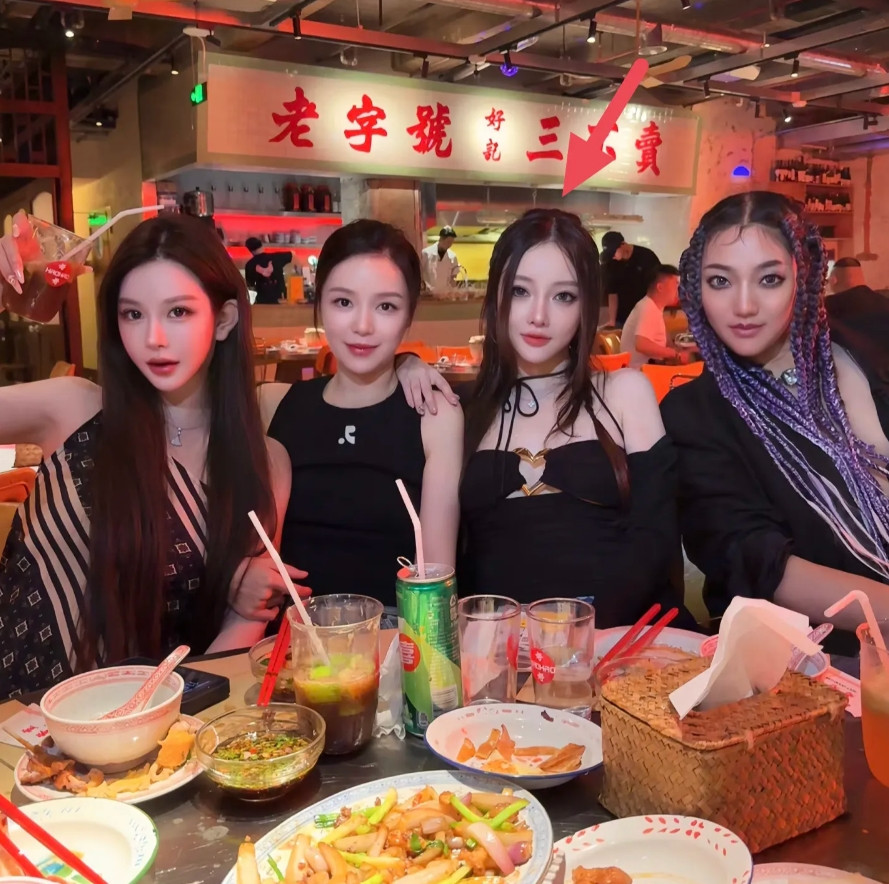43岁李小璐带着女儿去和网红闺蜜聚餐，她的穿衣打扮越来越像网红了，妆化得好浓，好
