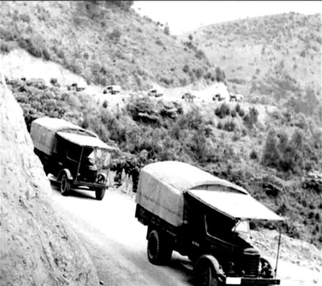 79年参战老兵：前面交火，连长不许下车，让我们用背包垫着挡流弹那是1979