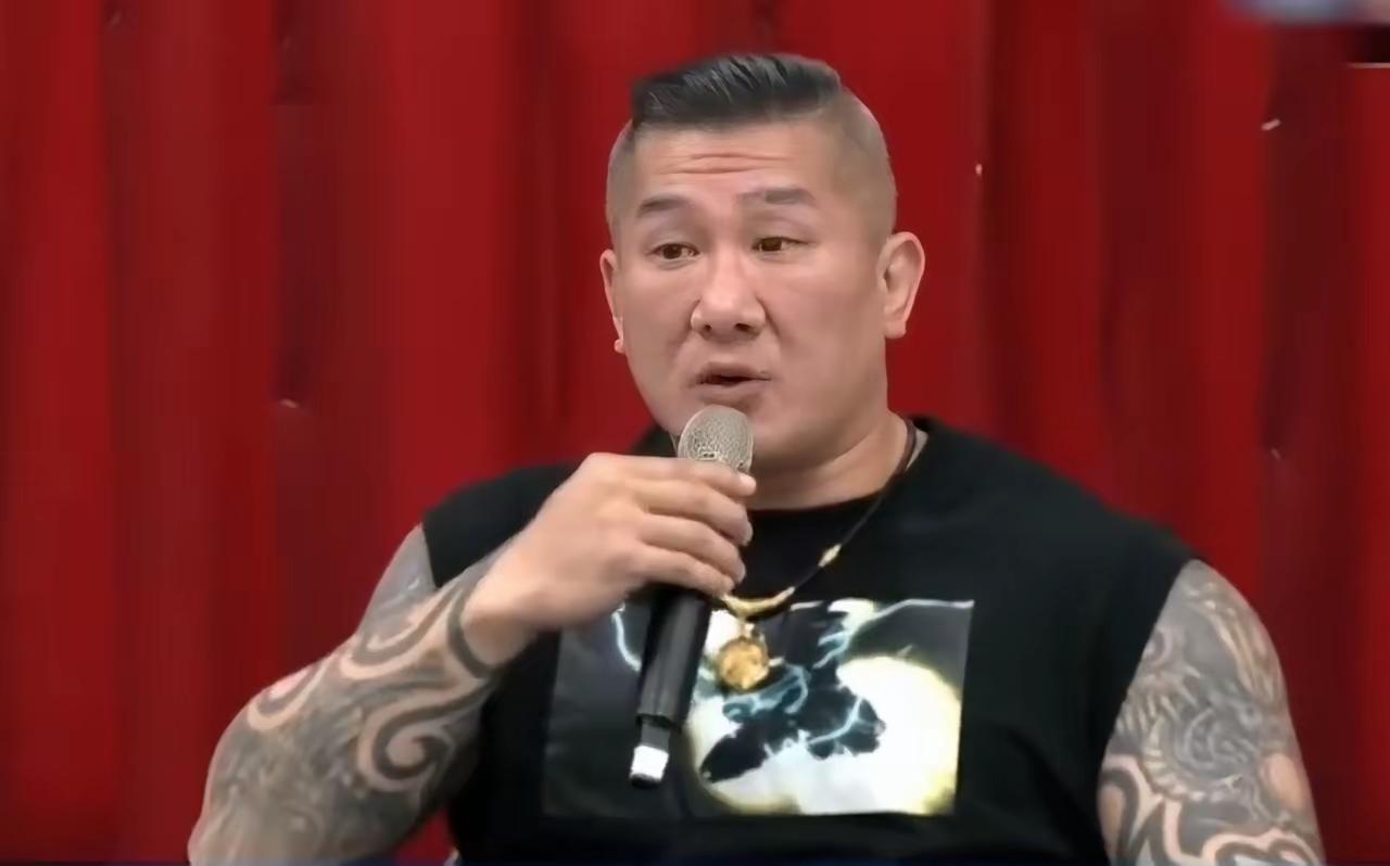 国民党开座谈会，请了馆长去。馆长侃侃而谈，用最朴实平凡的语言揭露了深刻的道理。馆