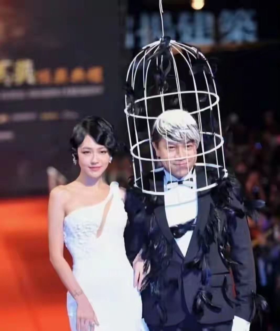 小S金钟奖小S凭借综艺节目《小姐不熙娣》提名了综艺节目主持人奖项。当晚，她身穿