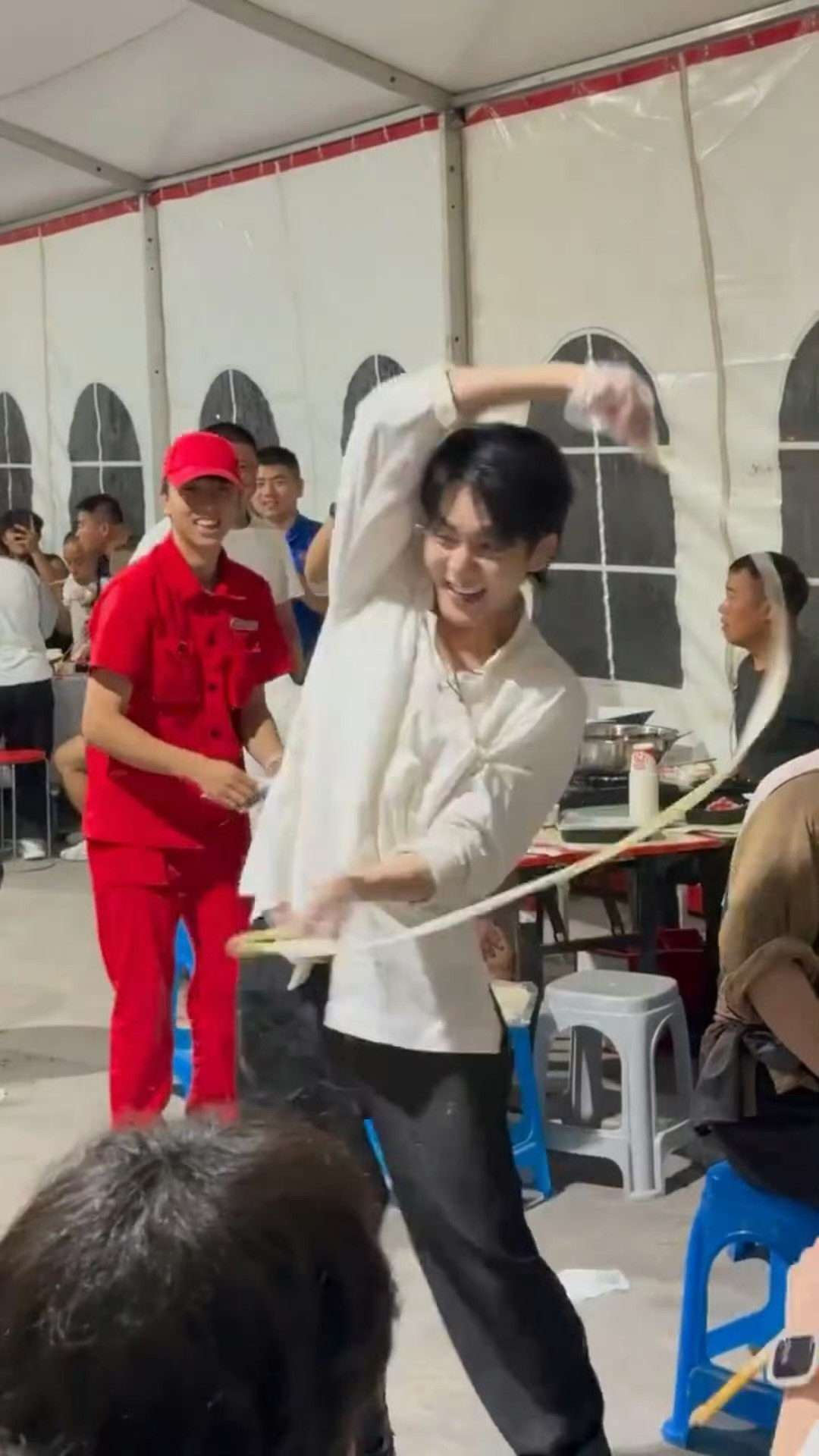 曾舜晞请剧组吃火锅，还带甩面表演服务，太贴心了，羡慕！​​​