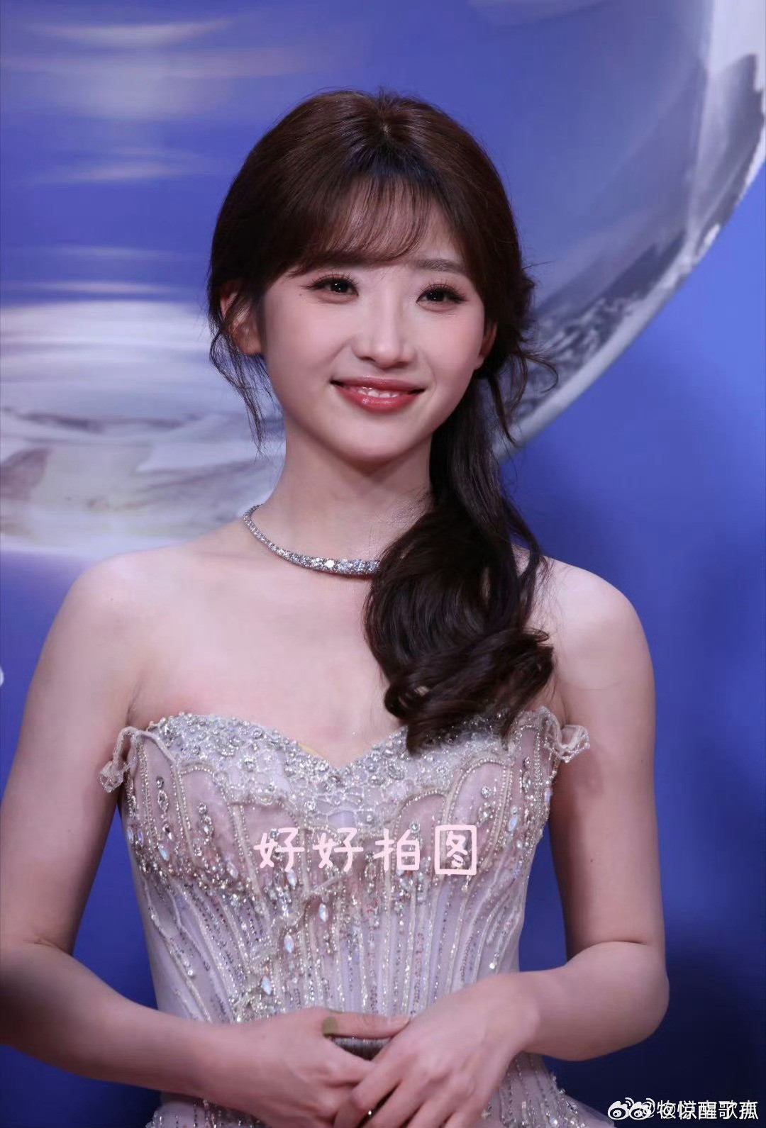 许梦圆高清怼脸镜头无惧高清怼脸！许梦圆皮肤细腻无瑕疵，毛孔清晰也完美hold住，