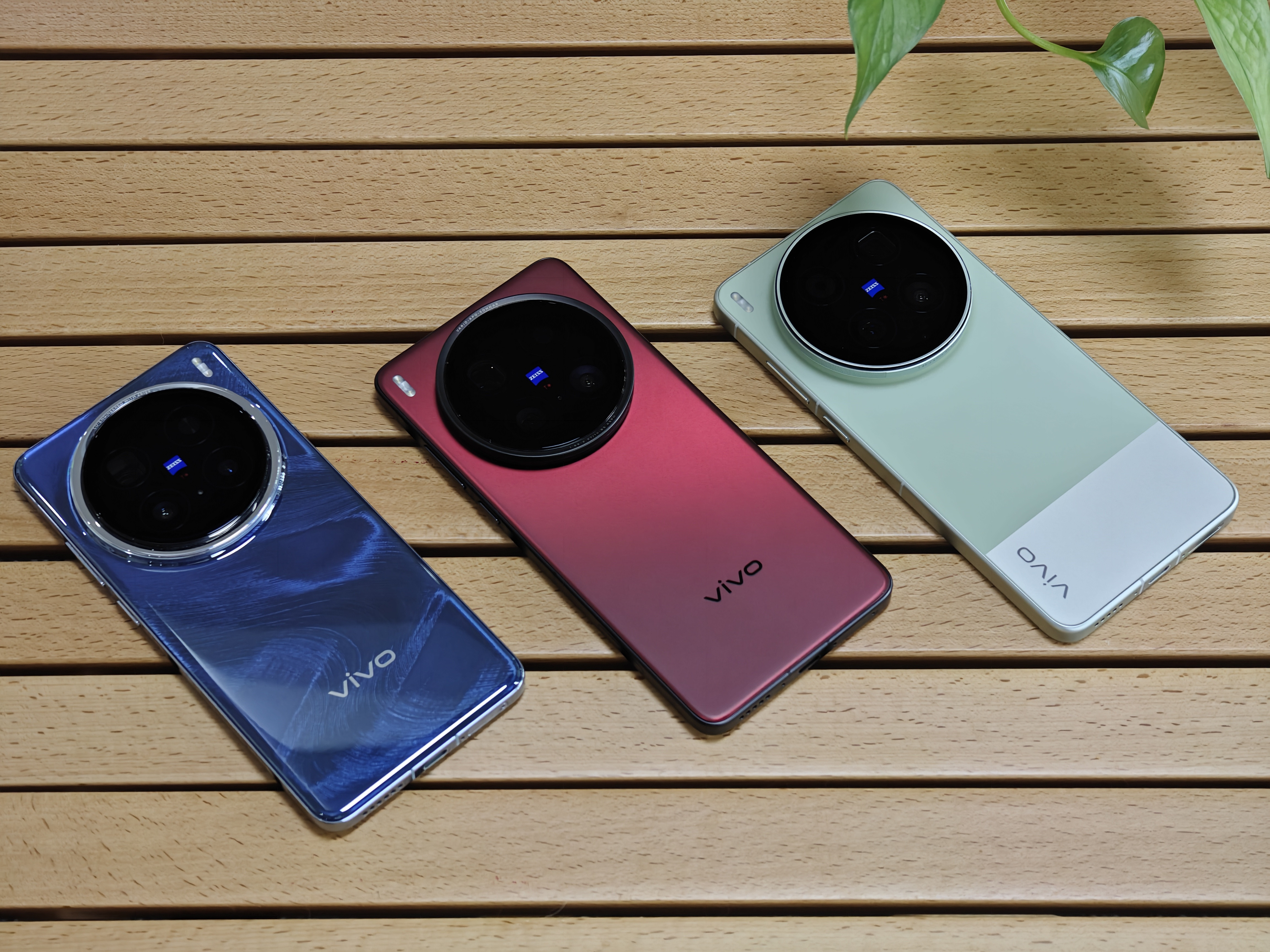 X200Pro有个好看的蓝色，200Ultra有个不错的红色，所以300U