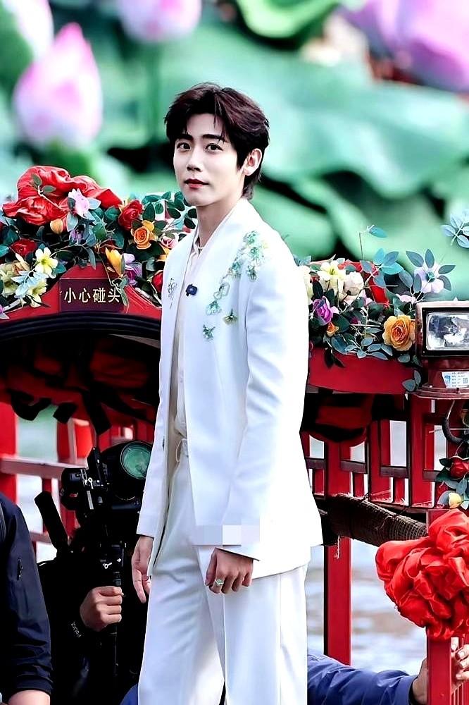 资本空降的主角，被配角干翻了。电视剧《逐玉》里，主演是张凌赫，结果热度全被演